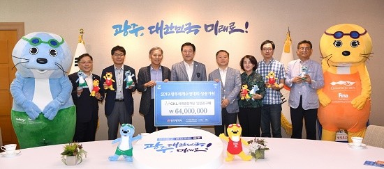 이용섭 광주광역시장이 9일 오후 시청 3층 접견실에서 열린 '수영대회 입장권 구매증서 전달식'에서 윤석현 GKL사회공헌재단 사무국장으로부터 입장권 구매증서를 전달 받고 기념촬영을 하고 있다. ⓒ 광주광역시