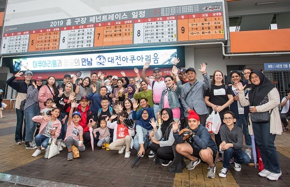 한화 방산계열사가 30개국 외국군 장교와 가족 200여명을 대전 한화생명 이글스파크로 초청해 야구 경기를 함께 관람했다. ⓒ 한화