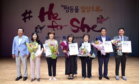 2019년 양성평등 주간을 맞이해 양성평등유공자 표창을 수여 후 수상자들이 기념촬영을 하고 있다. ⓒ 제천시