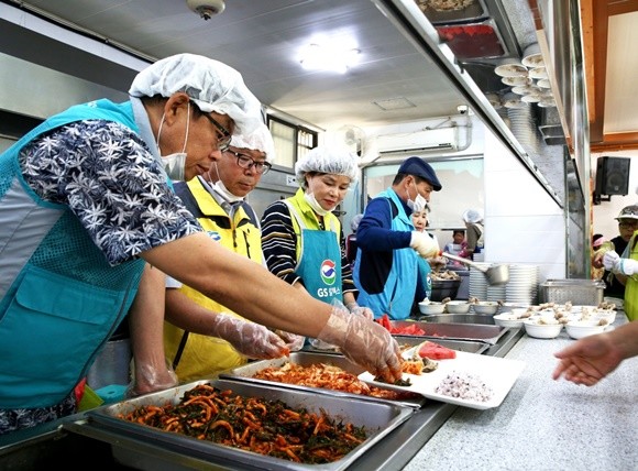 행사에 참여한 여수시 충무동∙광림동∙서강동 동장과 관계 공무원들이 배식을 하고 있다. ⓒ GS칼텍스
