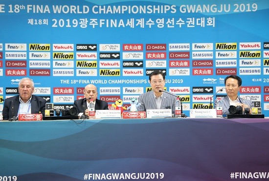 이용섭 광주세계수영선수권대회 조직위원장과 훌리오 마글리오네 국제수영연맹(FINA) 회장은 14일 오후 남부대 주경기장 메인프레스센터에서 내외신 공동 기자회견을 갖고 “광주세계수영대회는 성공을 위한 필요충분조건을 모두 갖췄다”고 말했다. ⓒ 프라임경제