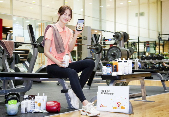 SK텔레콤 모델이 'T건강걷기' 제휴사 상품과 혜택을 알리고 있다. ⓒ SK텔레콤