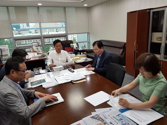 신우철 완도군수는 지난 11일 국회에서 송갑석 의원을 만나 2020년도 국비 확보와 지역 현안 해결을 위한 국회차원의 지원을 당부했다. ⓒ 완도군