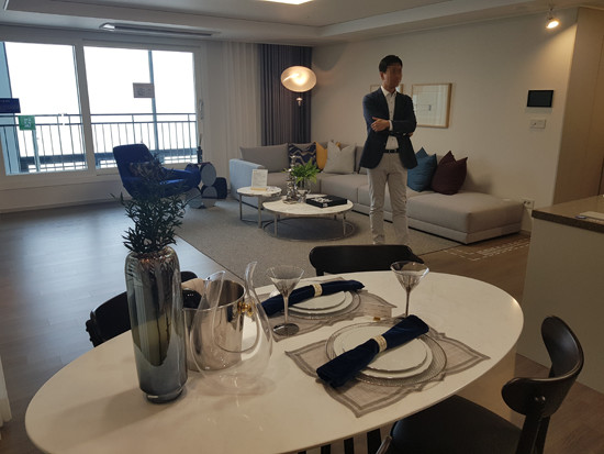 'e편한세상 백련산'은 마련된 견본주택 타입이 모두 넓은 느낌을 준다는 평가를 받았다. 특히 84㎡B는 침실 1개를 쪼개 일부는 팬트리 공간으로 바꾸고, 나머지 공간으로 거실을 넓히는 옵션을 도입해, 더욱 너른 느낌을 주도록 설계됐다. = 장귀용기자