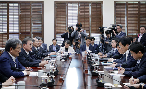 문 대통령은 15일 수석보좌관 회의를 주재하고 일본 규제와 관련해 "우리는 어떤 경우에도 이 상황을 극복할 것"이라며 국회와 정치권의 초당적 협력을 당부했다. ⓒ 청와대
