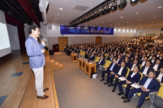 이용섭 광주광역시장이 15일 오후 동구 광주은행 본점 3층 대강당에서 송종욱 은행장을 비롯한 임원, 지점장을 대상으로 '혁신으로 다진 1년 광주 대한민국 미래로!'라는 주제로 특강을 하며 민선7기 시정방향을 소개하고 있다. ⓒ 광주광역시