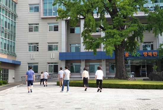 화순군은 모든 공직자에게 여름철 복장 간소화와 반바지 착용을 허용했다. ⓒ 화순군