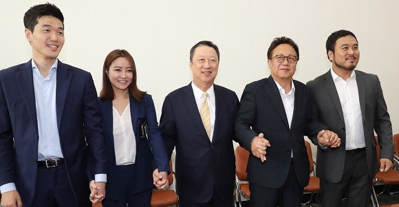 박용만 대한상공회의소 회장이 청년 스타트업 최고경영자(이하 CEO) 10여명과 함께 국회를 찾아 스타트업 규제혁신을 호소했다. ⓒ 연합뉴스