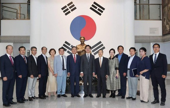 매헌 윤봉길 의사 기념관에서 '윤봉길 의사 뮤지컬 '워치' 제작발표회' 개최 후 양승조 충남지사와 황선봉 예산군수 등이 기념촬영을 하고 있다. ⓒ 프라임경제