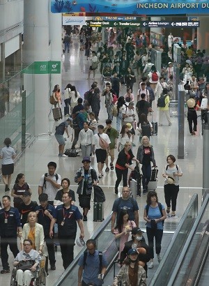여름 휴가철을 앞두고 인천국제공항 면세구역이 여행객 등으로 붐비고 있다. ⓒ 연합뉴스