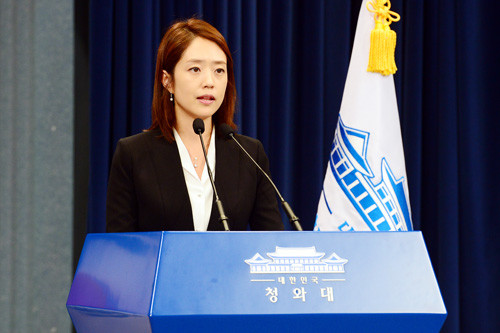 고민정 대변인은 17일 청와대 춘추관에서 조선일보와 중앙일보의 일본판 기사와 관련해 지적하며, "무엇이 한국과 국민들을 위한 것인지 답해야 할 것"이라고 지적했다. ⓒ 청와대