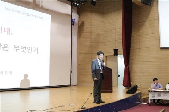 강연을 하고 있는 정찬형 YTN 사장. = 김순복 청년기자