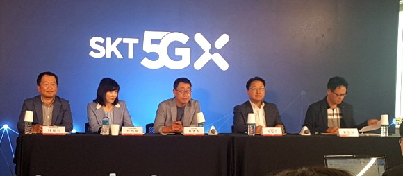 (왼쪽부터) SK텔레콤 한명진 MNO사업지원그룹장, 전진수 5GX서비스사업단장, 유영상 MNO사업부장, 최일규 B2B사업단장, 류정환 5GX인프라그룹장이 질의응답에 응하고 있다. = 황이화 기자