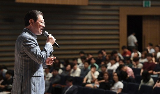 이용섭 광주광역시장이 19일 오후 시청 3층 대회의실에서 열린 '국가인재개발원 5급 신임관리자 과정' 특강에서
