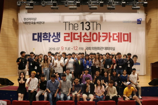 강연 후 참가자들과 사진을 찍은 민병진 원장. = 전영민 청년기자