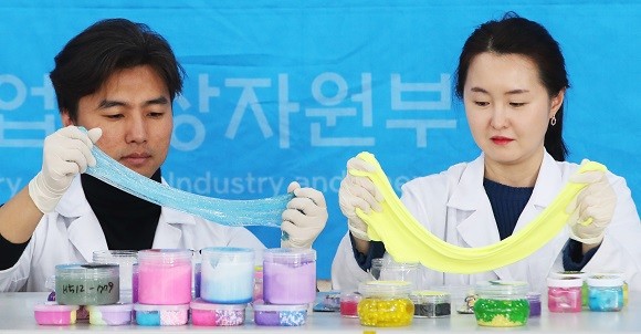 20일 오전 경기도 군포시 한국기계전기전자시험연구원에서 연구원들이 안전기준을 충족하지 못한 액체괴물을 보여주고 있다. ⓒ 연합뉴스