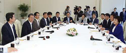 문재인 대통령은 23일 더불어민주당 원내대표단을 청와대로 초청해 오찬 간담회를 갖고 추경 및 일본 수출 규제와 관련한 대화를 진행했다. ⓒ 연합뉴스