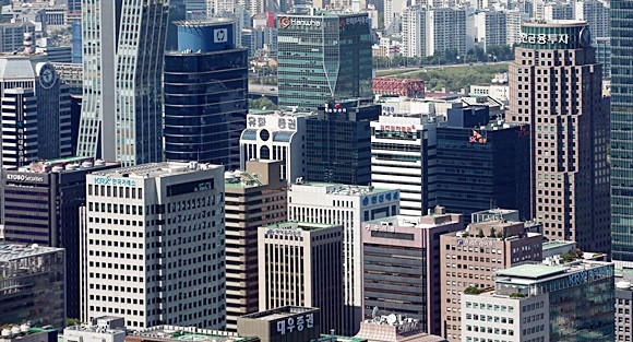 22일 신한금융투자가 6600억원의 유상증자를 결정하면서 6번째 '초대형IB(투자은행)'로 지정될 가능성이 커졌다. 신한금융투자의 가세로 향후 초대형IB 업계 내 시장 경쟁은 더욱 치열해 질 것으로 전망된다. ⓒ 연합뉴스