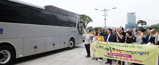 전남통일희망열차학교 학생들을 배웅하는 장석웅 전남도교육감과 직원들. ⓒ 전남도교육청