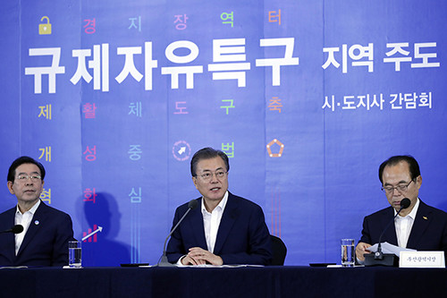 5번째 시·도지사 간담회를 위해 부산을 방문한 문재인 대통령은 규제자유특구 전시관을 방문해 규제자유특구 전시관을 돌며 각 시·도지사로부터 부스에 대한 설명을 들었다. ⓒ 청와대