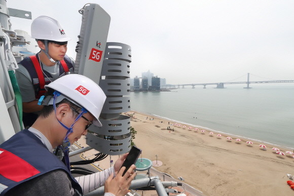 KT 네트워크부문 직원들이 부산 광안리 해수욕장 인근 5G 기지국을 점검하고 있다. ⓒ KT