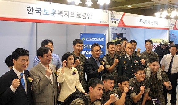 피우진 보훈처장이 박람회를 참관하면서 참가기업과 보훈가족을 격려했다. = 박지혜 기자