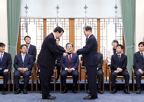 문재인 대통령은 25일 청와대에서 그동안 국민들의 관심이 높았던 신임 검찰총장의 임명장 수여식을 진행했다. ⓒ 청와대