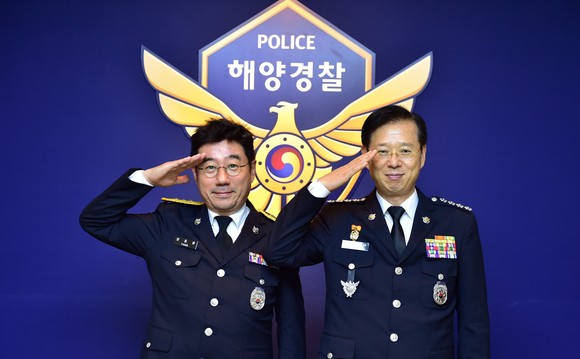 양종훈 교수를 명예 해양경찰관 경정으로 위촉 후 기념촬영을 하고 있다. ⓒ 해양경찰청