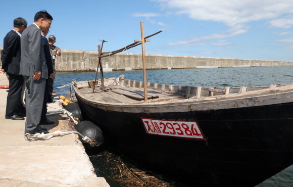 북한 소형 목선이 지난 27일 밤 동해 북방한계선을 넘어 내려왔다. 사진은 지난 12일 강원도 고성군 해안가에서 발견된 북한 소형 목선. ⓒ 연합뉴스