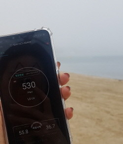 25일 일산 해수욕장에서 벤치비로 재 본 5G 속도는 530Mbps로 측정됐다. 섬세한 이동에 따라 5G 속도가 달라지는 모습이었다. = 황이화 기자