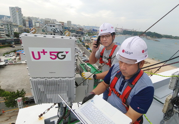 LG유플러스 직원들이 울산시 일산해수욕장에서 5G 기지국을 구축하고 U+5G 서비스 제공을 위해 최적화 작업을 진행하고 있다. ⓒ LG유플러스