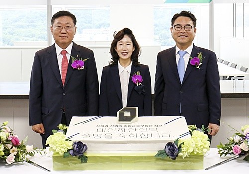 대신자산신탁 공식출범식을 마친 후 이어룡 대신금융그룹 회장(가운데)과 김철종 대신자산신탁 대표(왼쪽에서 세 번째), 나재철 대신증권 대표(왼쪽에서 첫 번째)가 함께 기념사진 촬영을 하고 있다. ⓒ 대신자산신탁