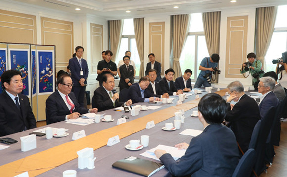 방일 국회대표단은 31일부터 8월1일까지 일본을 방문해, 일본의 수출규제철회를 촉구하는 국회 결의문을 전달하고 의원외교를 펼칠 예정이다. 이에 앞서 30일 오전 국회의원식당 별실에서 개최된 방일관련 전문가 간담회에서는 일본 전문가들에게 의견을 청취하고 서로의 의견을 나눴다. 사진은 간담회에 참석한 문희상 국회의장이 발언하는 모습. ⓒ 국회사무처