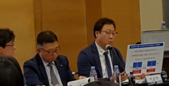 (왼쪽부터) 배한철 KT 상무, 강학주 LG유플러스 상무, 이상헌 SK텔레콤 상무. 이 상무가 LG유플러스의 CJ헬로 인수에서 알뜰폰 사업은 분리돼야 한다고 주장하고 있다. = 황이화 기자