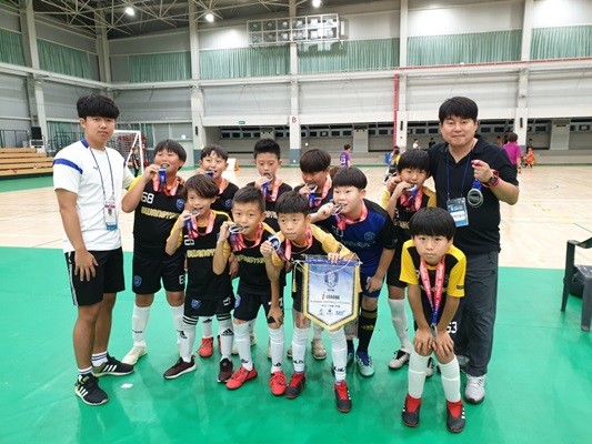 '2019 아이 리그(i-League) 여름 축구 축제'에서 우승한 광양시 유소년 U-10선수와 감독, 코치가 기념촬영을 하고 있다. ⓒ 광양시