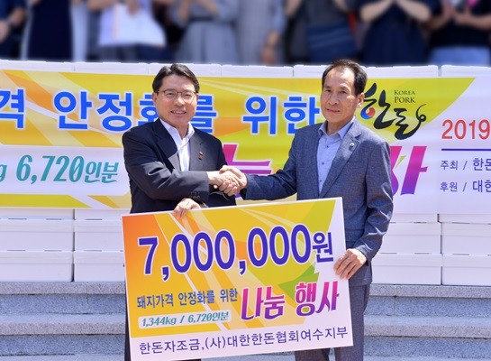 한돈협회 여수지부 김윤곤 지부장(우)이 권오봉 시장에게 후원증서를 전달하고 있다. ⓒ 여수시