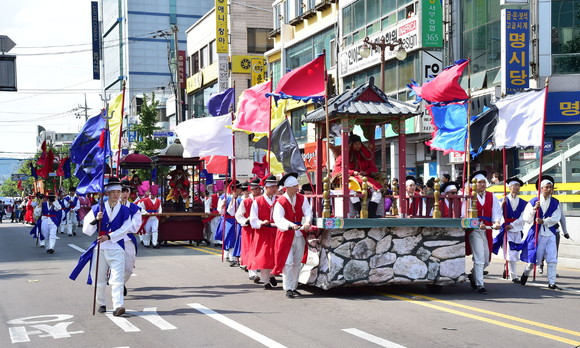 진주개천예술제 전국 가장행렬 경진대회. ⓒ 진주시