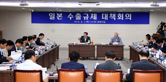 이용섭 광주광역시장이 1일 오후 시청 3층 중회의실에서 지역 10개 기업과 기업지원 유관기관이 참여한 가운데 열린 '일본 수출규제 대책회의'를 주재하고 대응책을 논의하고 있다. ⓒ 광주광역시