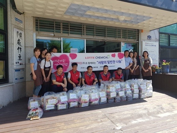 롯데케미칼 여수공장 샤롯데 봉사단원들과 관계자들이 '사랑의 밑반찬 나눔'을 하며 기념촬영을 하고 있다. ⓒ 롯데케미칼