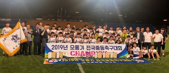 2019 오룡기 전국중등축구대회가 지난 1일 대단원의 막을 내려 우승을 차지한 저학년부 평택SKK FC와 고학년부 충북대성중이 단체사진을 촬영하고 있다. ⓒ 천안시