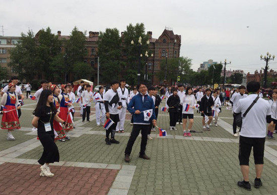 전남통일희망열차학교 전체 구성원들이 포퍼먼스를 펼치는 가운데 김을식 교장도 공연장 한 가운데에서 아이들과 함께 하고 있다. ⓒ 프라임경제