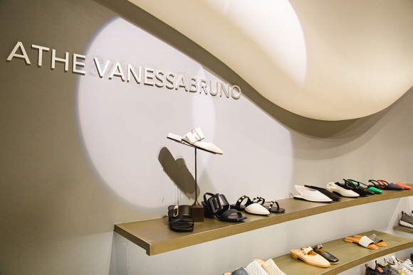아떼 바네사브루노가 올해 하반기 신발 전문 단독 매장을 확대한다. ⓒ LF