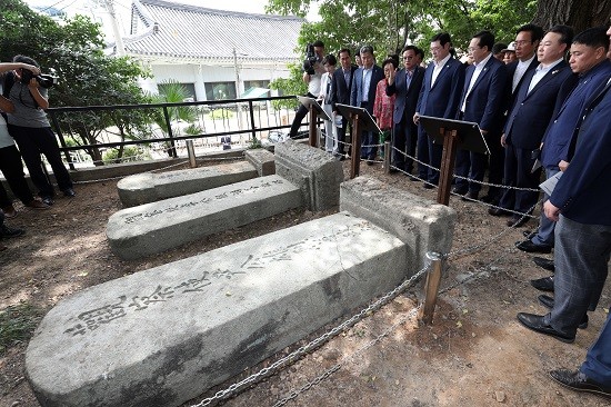 8일 오전 광주 남구 광주공원에서 친일잔재 청산 단죄문 제막식에 참가한 일제 강제징용 피해자 양금덕 할머니와 이용섭 광주시장 등이 뽑혀 나간 친일파들의 공적비를 살펴보고 있다. ⓒ 연합뉴스