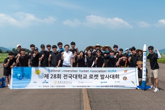 순천대 우주항공공학전공 학생들로 구성된 로켓연구팀이 기념촬영을 하고 있다. ⓒ 순천대