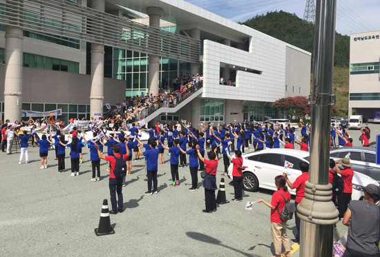 독립군가에 맞춰 율동하는 열차학교 일행과 박수로 화답하는 학부모들. ⓒ 프라임경제