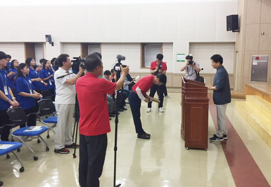 김을식 열차학교 교장이 장석웅 교육감에게 귀국 보고를 하고 있다. ⓒ 프라임경제