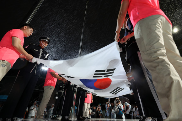 11일 광주 광산구 남부대학교에서 열린 2019 광주세계마스터즈수영선수권대회 개막식에서 태극기가 입장하고 있다. ⓒ 연합뉴스