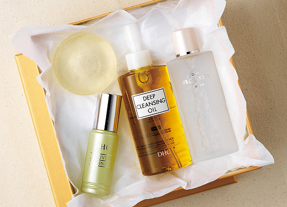 국내 H&B 스토어들이 DHC 혐한 발언 논란에 해당기업 제품의 발주를 중단하거나 오프라인 매장에서 진열을 변경하고 있다. 사진은 DHC의 대표 상품인 딥클레징 오일. ⓒ DHC