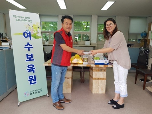 롯데케미칼 샤롯데봉사단원이 여수보육원에 학용품을 전달하고 있다. ⓒ 롯데케미칼