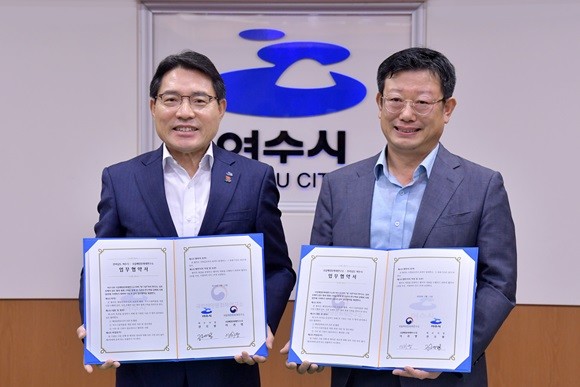 권오봉 여수시장(좌)과 이귀영 국립해양문화재연구소장이 업무협약을 체결하고 기념 촬영하고 있다. ⓒ 여수시